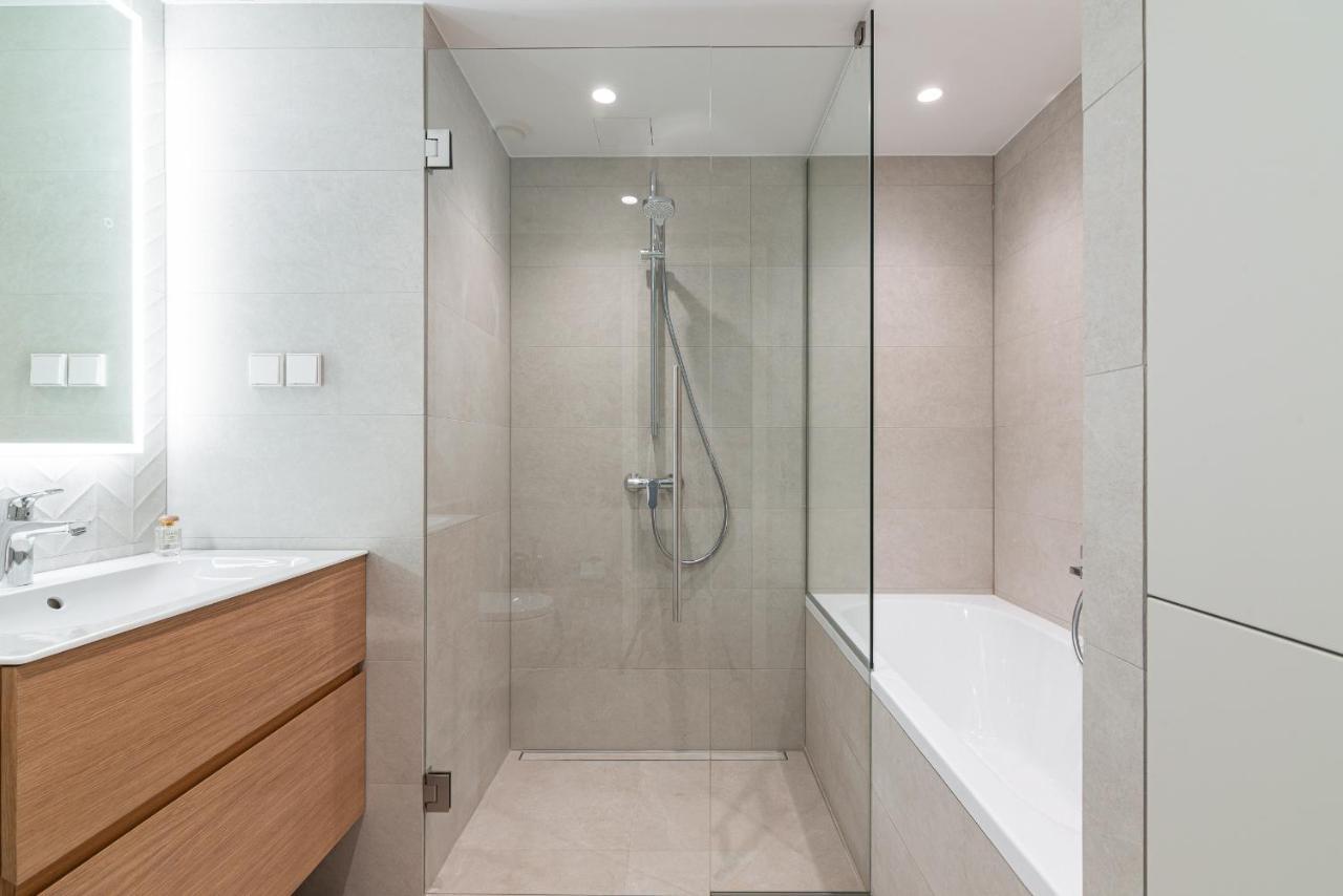 Modern City Center Apartment Tallinn Bagian luar foto